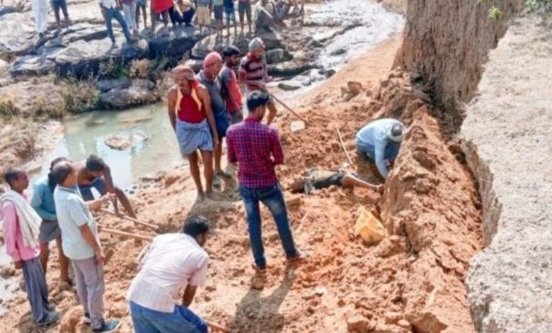 नौगढ़ में मलबे में दबे मजदूर