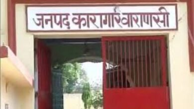 वाराणसी। चौकाघाट जिला जेल से शनिवार को पोस्को एक कैदी फरार हो गया। कैदी फरार होकर वादिनी के घर पहुंचा और उसे धमकी दी जिसके बाद उसने अर्दली बाजार चौकी पर सूचना दी। तब जेल प्रशासन को कैदी के फरार होने की जानकारी हुई। फिलहाल जेलर वीरेंद्र कुमार त्रिवेदी के तहरीर पर फरार शातिर राजू बंगाली के खिलाफ धारा 224 के तहत मुकदमा दर्ज कर उसकी तलाश की जा रही है। पाक्सो एक्ट में जेल में बंद राजू सिंह शनिवार को मुलाकात के समय फरार हो गया। जेल मैन्यूल की माने तो जिस कैदी से मुलाकात की जाती है। उसे एक पर्ची दी जाती है, मुलाकात के बाद उसी पर्ची से गिनती कर कैदियों को वापस बैरक में भेज दिया जाता है। शनिवार को इसी दौरान शातिर राजू हाथ में मुलाकातियों की मुहर लगवाकर फरार हो गया।